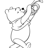 Desenho de Ursinho Pooh tocando trompeta para colorir