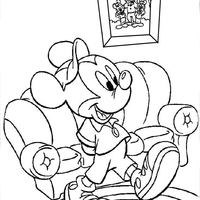 Desenho de Mickey na sala de estar para colorir