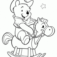 Desenho de Pooh brincando no cavalinho de pau para colorir