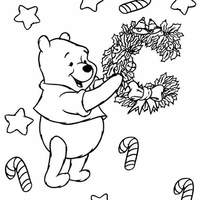 Desenho de Pooh preparando o Natal para colorir