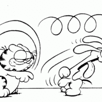 Desenho de Garfield e Odie brincando com bumerangue para colorir