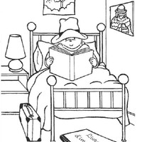 Desenho de Paddington lendo na cama para colorir