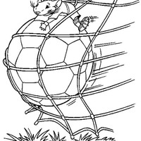 Desenho de Stuart Little fazendo gol para colorir