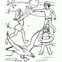 Desenho de Crianças jogando vôlei no parque para colorir