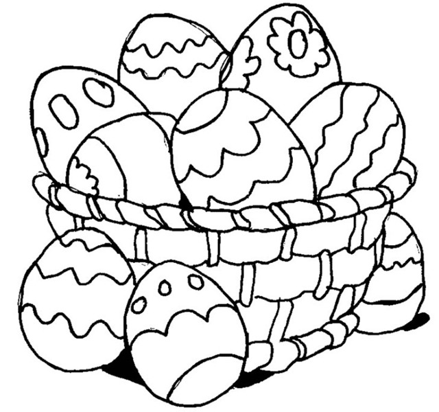 Cesta de palha cheia de ovos de pascoa