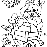 Desenho de Coelho de Páscoa carregando ovo no carrinho de mão para colorir
