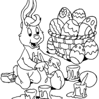 Desenho de Coelho preparando ovos de Páscoa para colorir