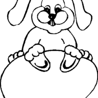 Desenho de Coelho sentado no ovo de Páscoa para colorir