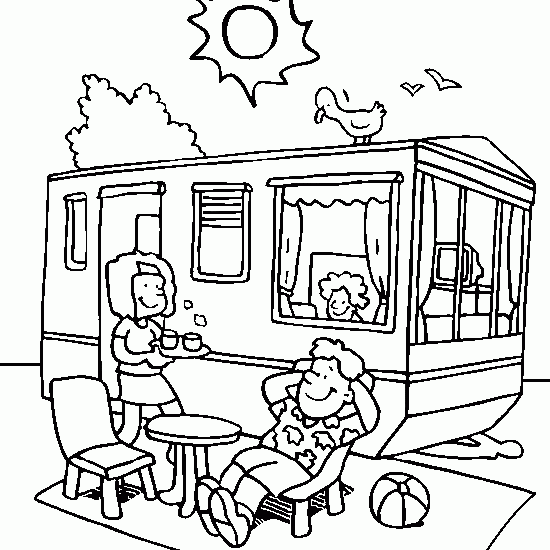 Familia acampando no trailer