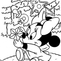 Desenho de Minnie baby montando árvore de Natal para colorir