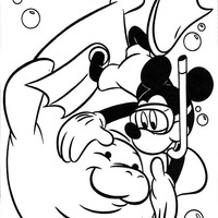 Desenho de Mickey nadando com foca para colorir
