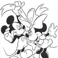 Desenho de Mickey arrumando laço da Minnie para colorir