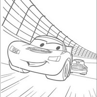 Desenho de Relâmpago McQueen na corrida de carros para colorir
