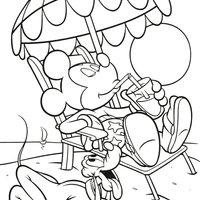 Desenho de Mickey tomando suco na praia para colorir