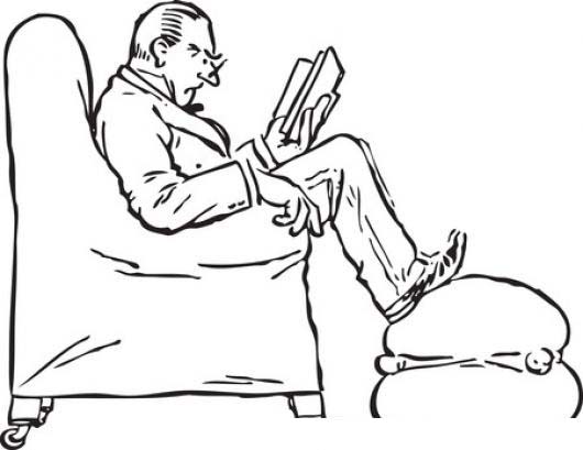 Homem lendo jornal no sofa da sala