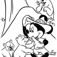 Desenho de Mickey brincando com filhotes de urso para colorir