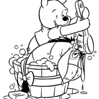 Desenho de Pooh dando banho no burro para colorir