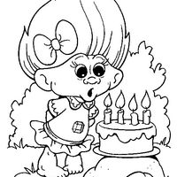 Desenho de Trolls soprando velas para colorir