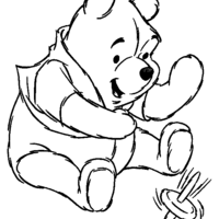 Desenho de Pooh brincando com pião para colorir