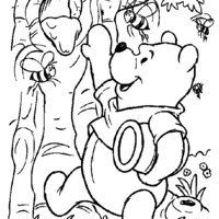 Desenho de Pooh tirando mel de abelha para colorir