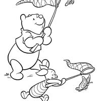 Desenho de Pooh e Leitão caçando borboleta para colorir