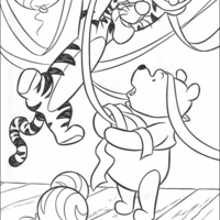 Desenho de Pooh e Tigrão enfeitando a casa para colorir