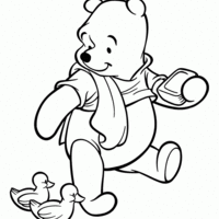 Desenho de Ursinho Pooh cuidando dos patinhos para colorir