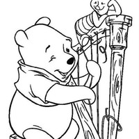 Desenho de Winnie the Pooh tocando arpa para colorir