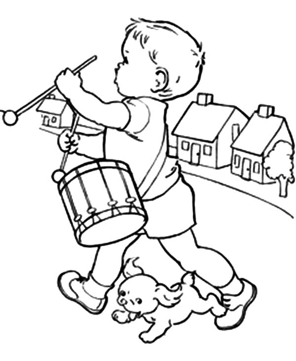 Menininho tocando tambor