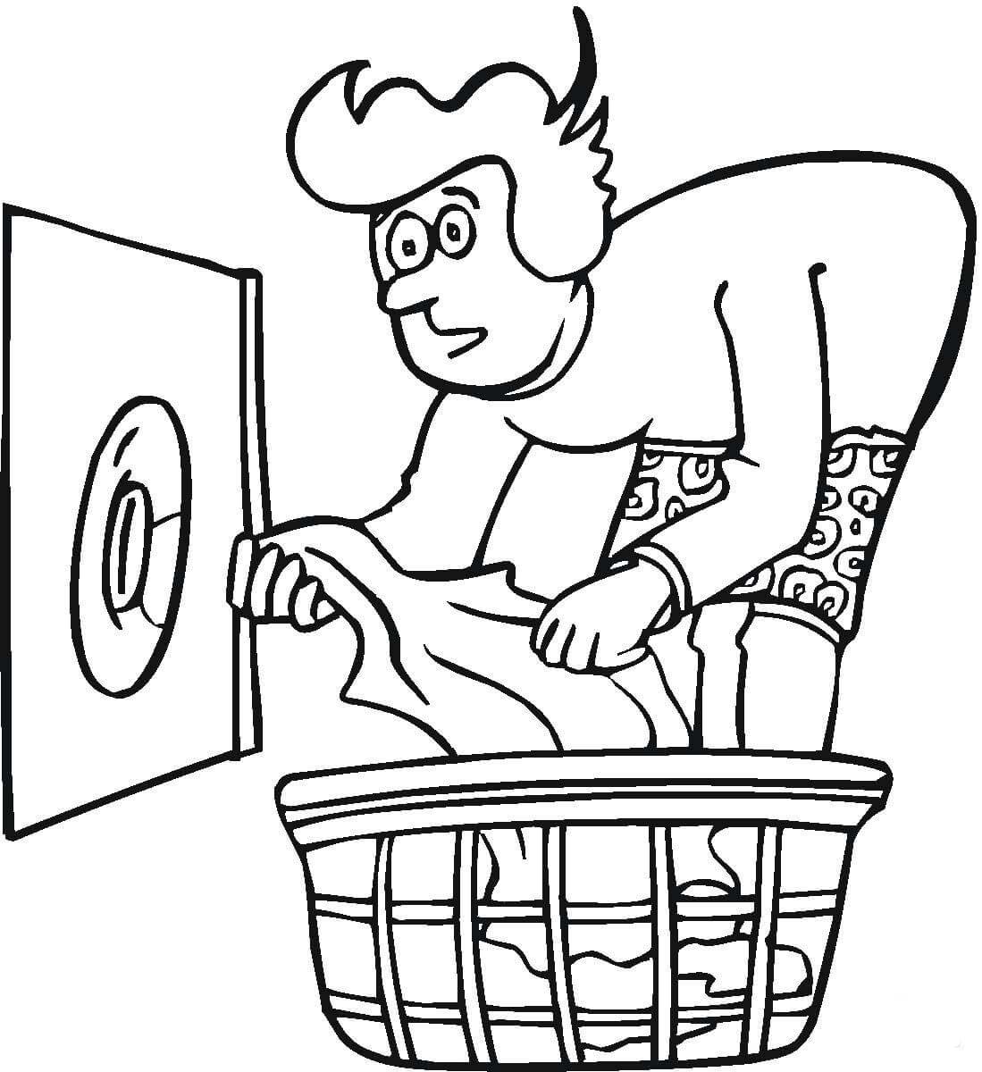 Homem colocando roupa suja na lavadoura
