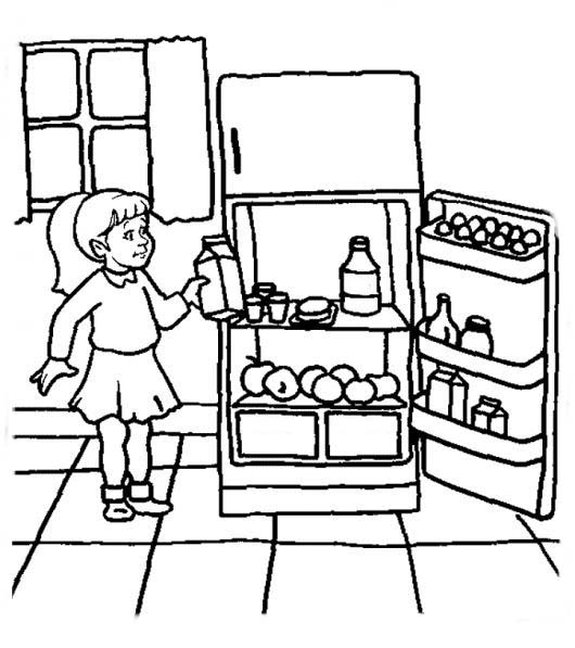 Menina pegando leite na geladeira