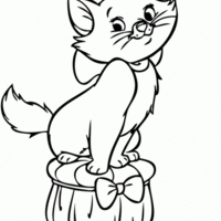 Desenho de Gata Marie sentada no banquinho para colorir