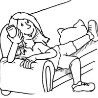 Desenho de Menina no sofá falando pelo telefone para colorir